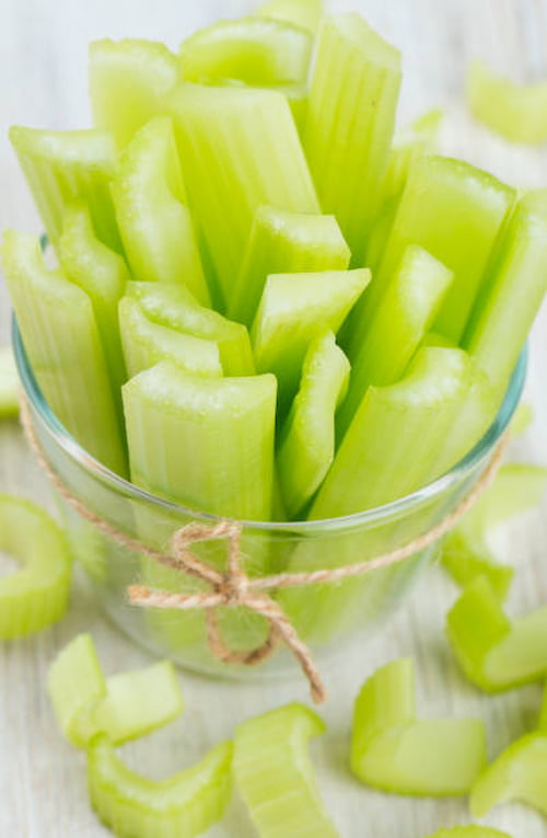 کرفس سبز پرخاصیت مناسب رژیم گیاه‌ خواری